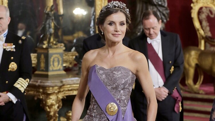 La Reina Letizia con la tiara floral y el vestido que llevó en la boda de los Duques de Cambridge