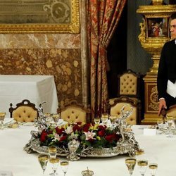 La soledad de Pedro Sánchez en la cena de gala al Presidente del Perú en el Palacio Real