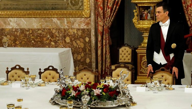 La soledad de Pedro Sánchez en la cena de gala al Presidente del Perú en el Palacio Real