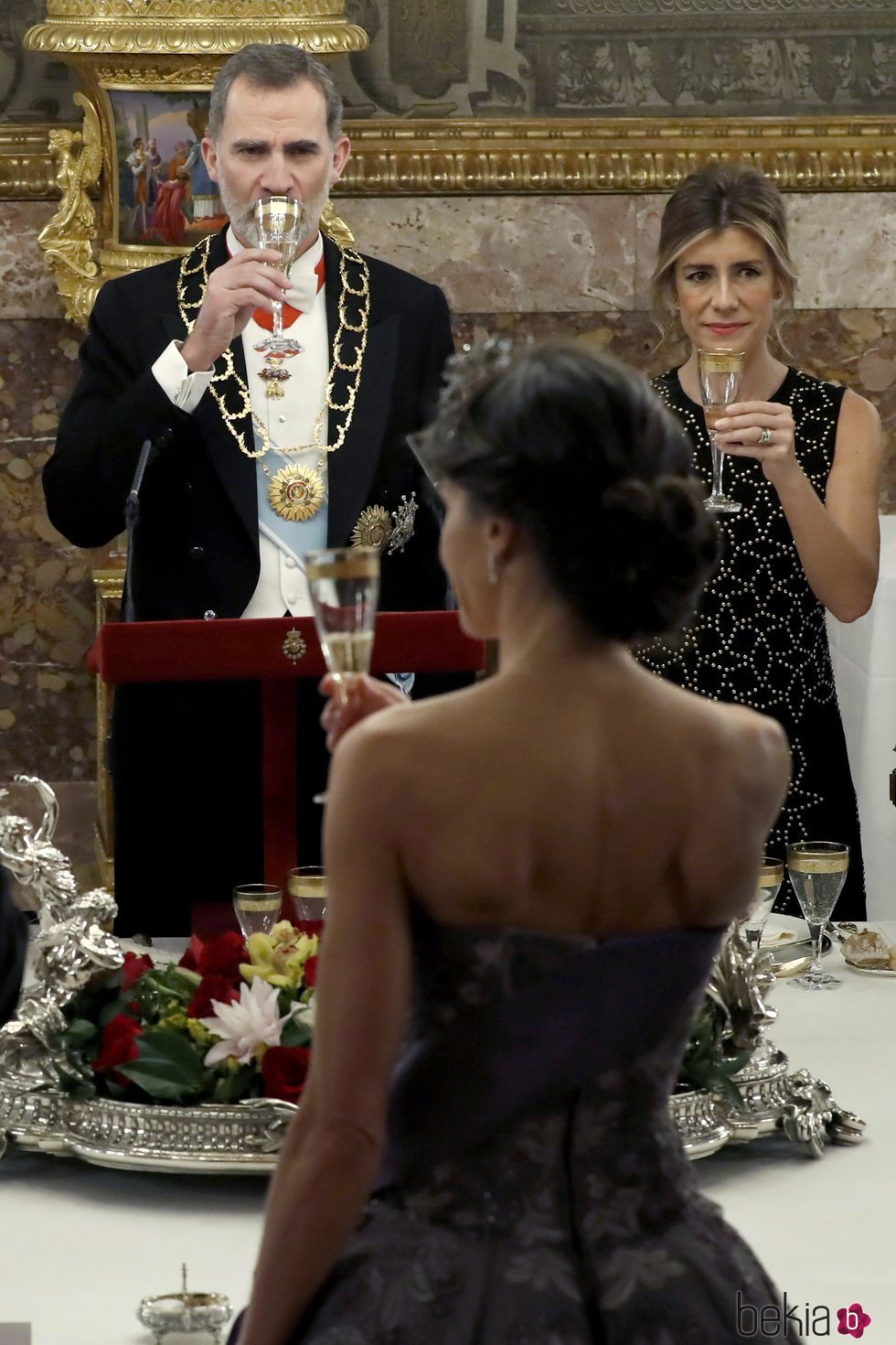 El Rey Felipe y Begoña Gómez bebiendo frente a la Reina Letizia en la cena de gala al Presidente de Perú