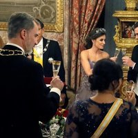 La Reina Letizia brindando con Pedro Sánchez en la cena de gala al Presidente de Perú