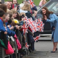 Kate Middleton saluda sonriente a los irlandeses