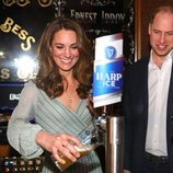 Los Duques de Cambridge tirando cerveza en Belfast