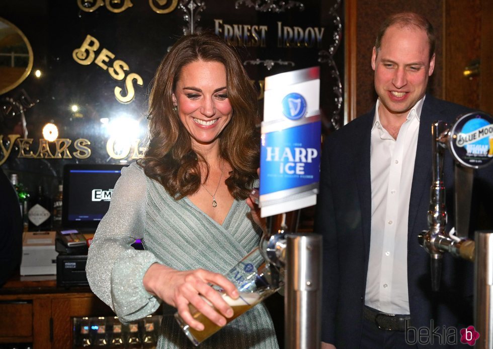 Los Duques de Cambridge tirando cerveza en Belfast