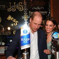 El Príncipe Guillermo y Kate Middleton tirando cerveza