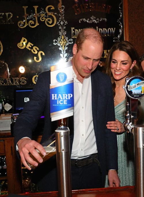 El Príncipe Guillermo y Kate Middleton tirando cerveza