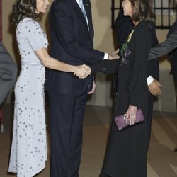 Isabel Preysler saluda a la Reina Letizia en la cena por la Visita de Estado del Presidente de Perú, Martín Vizcarra