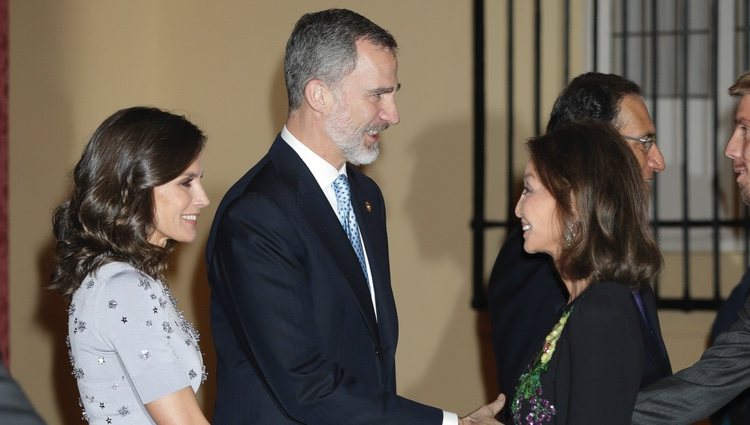 Isabel Preysler saluda a la Reina Letizia en la cena por la Visita de Estado del Presidente de Perú, Martín Vizcarra