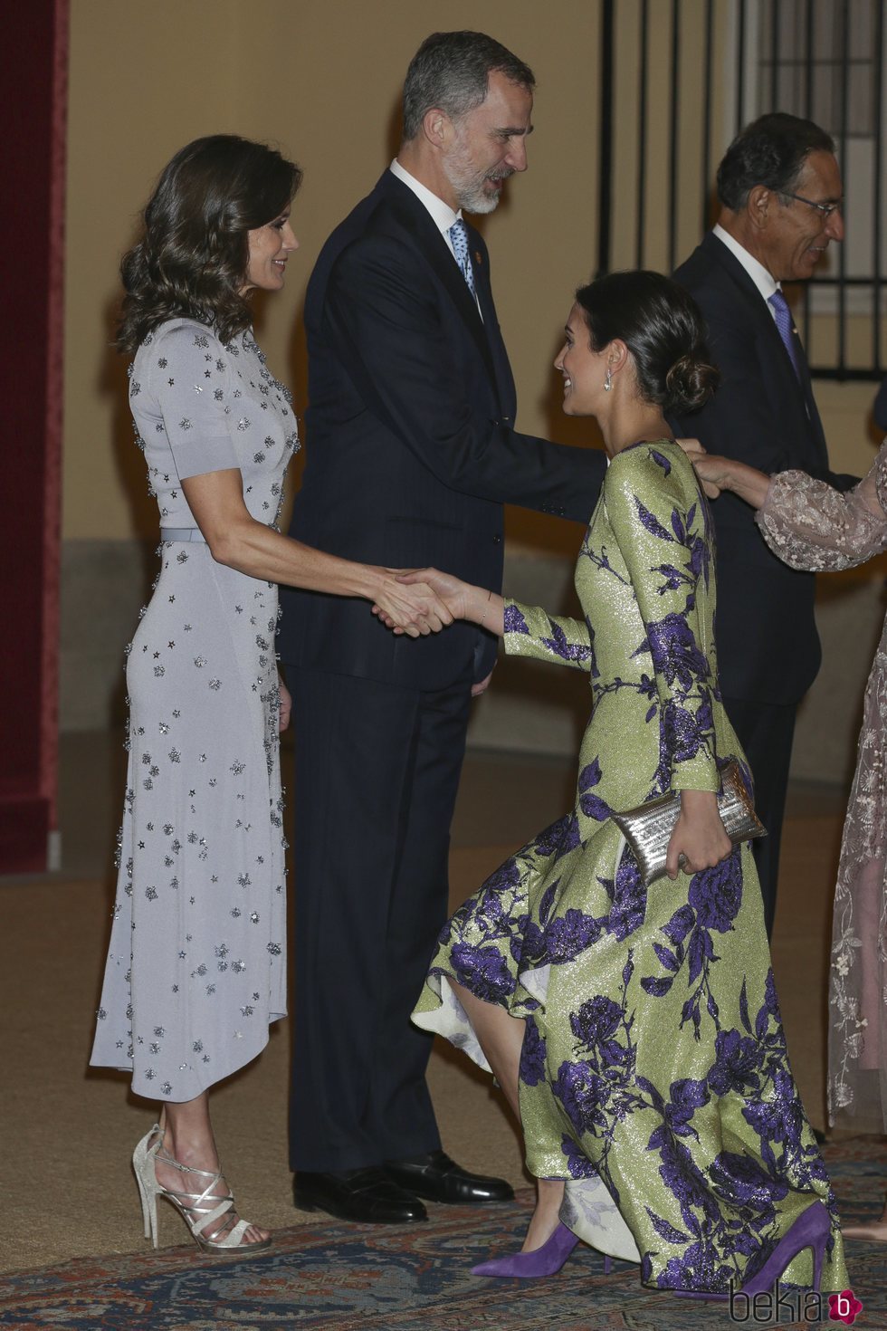 Alessandra de Osma hace la reverencia a la Reina Letizia en la cena por la Visita de Estado del Presidente de Perú, Martín Vizcarra