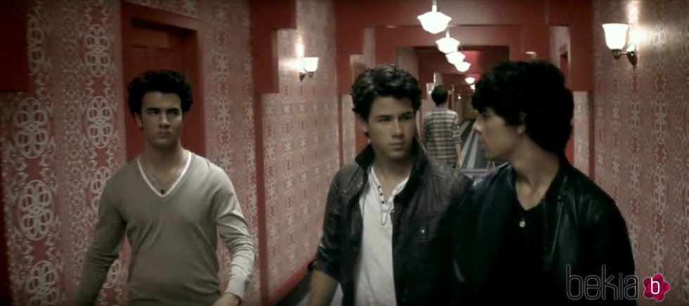 Los Jonas Brothers en el videoclip 'Paranoid'