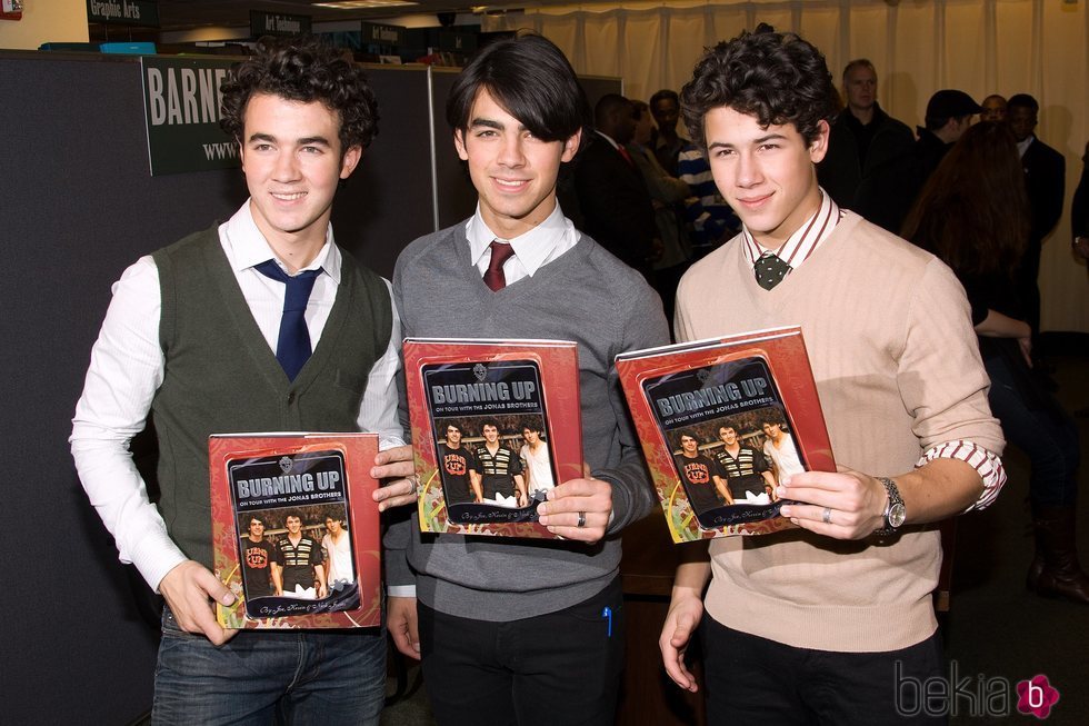 Los Jonas Brothers en la presentación de su libro