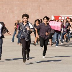 Los Jonas Brothers escapando de sus fans