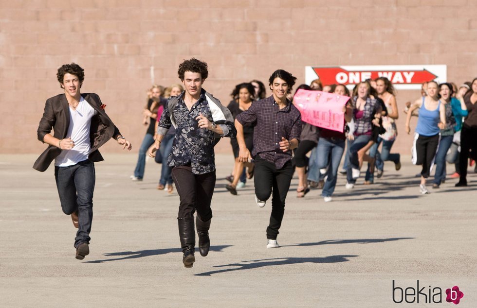 Los Jonas Brothers escapando de sus fans