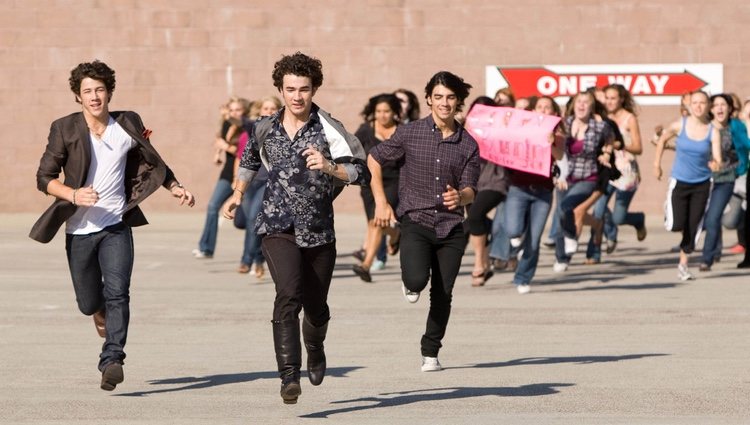 Los Jonas Brothers escapando de sus fans