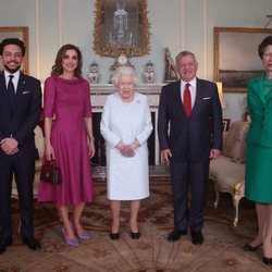 La Reina Isabel y la Princesa Ana con los Reyes Abdalá y Rania y su hijo Hussein de Jordania