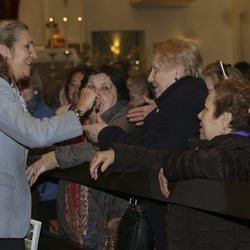 La Infanta Elena saludando a unas señoras en la Basílica de Jesús de Medinaceli