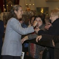 La Infanta Elena saludando a unas señoras en la Basílica de Jesús de Medinaceli