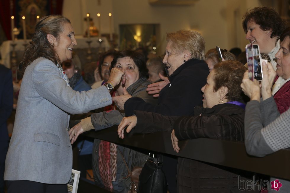 La Infanta Elena saludando a unas señoras en la Basílica de Jesús de Medinaceli