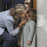 La Infanta Elena besa a una niña en la Basílica de Jesús de Medinaceli