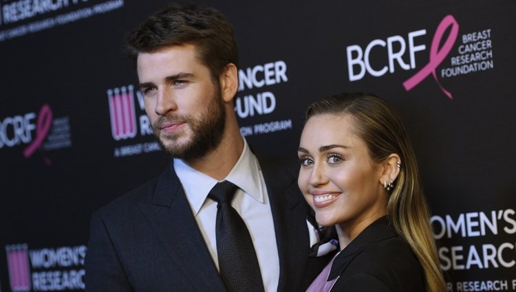 Miley Cyrus y Liam Hemsworth posan en un evento benéfico contra el cáncer de la mujer