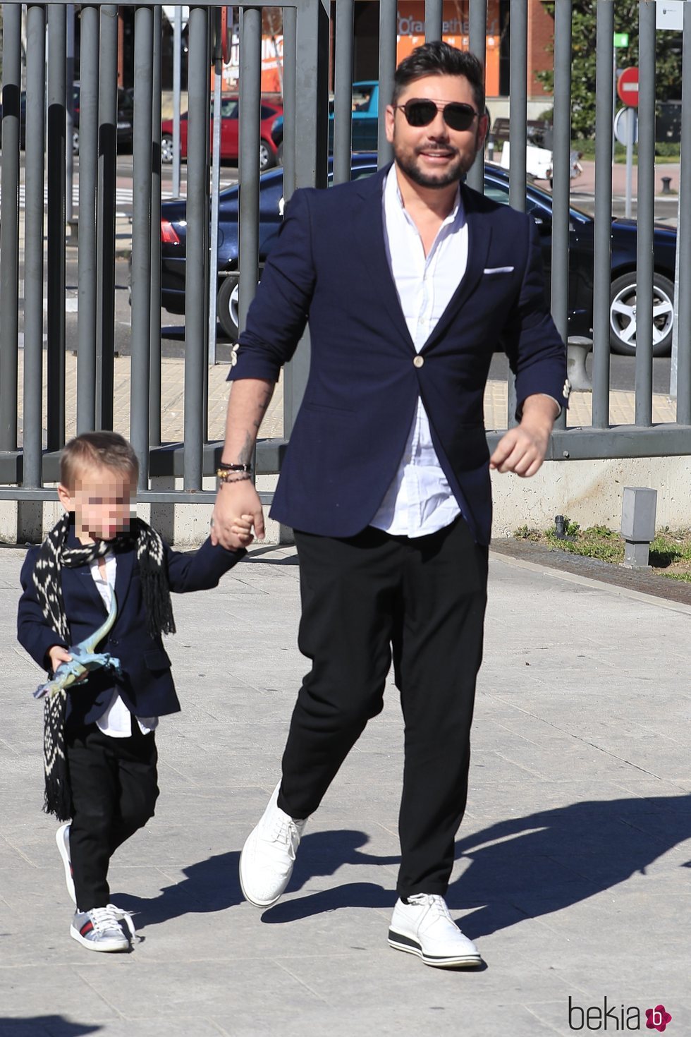 Miguel Poveda y su hijo en el bautizo del hijo de Elena Furiase y Gonzalo Sierra