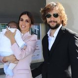 Elena Furiase y Gonzalo Ramos con su hijo Noah el día de su bautizo