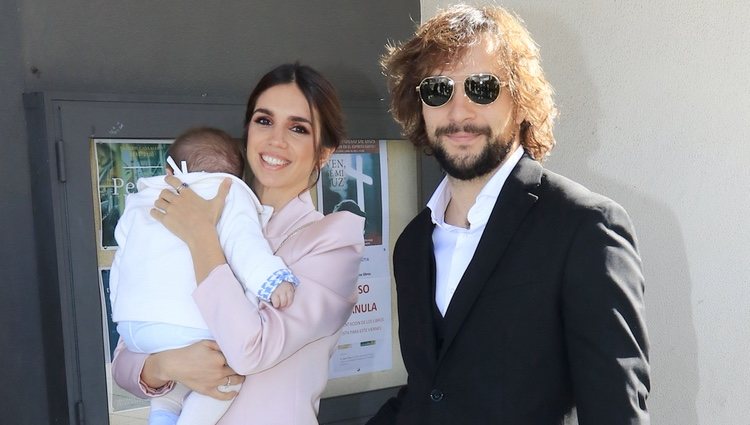 Elena Furiase y Gonzalo Ramos con su hijo Noah el día de su bautizo