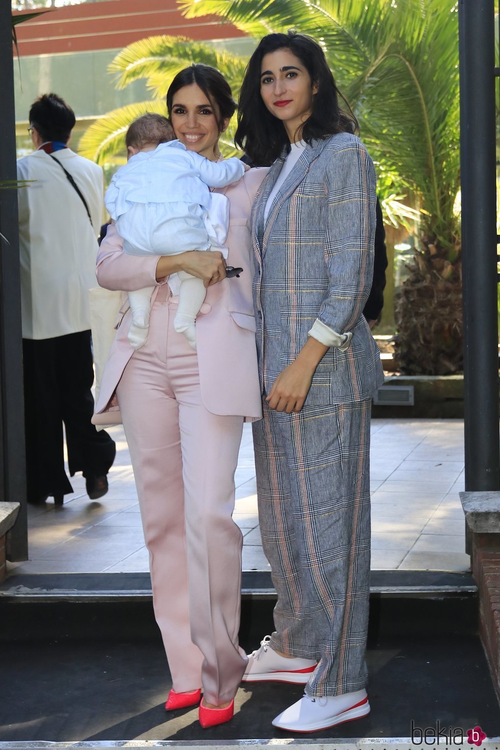 Elena Furiase y su prima Alba Flores con Noah tras el bautizo