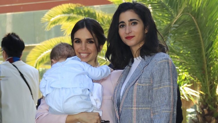 Elena Furiase y su prima Alba Flores con Noah tras el bautizo