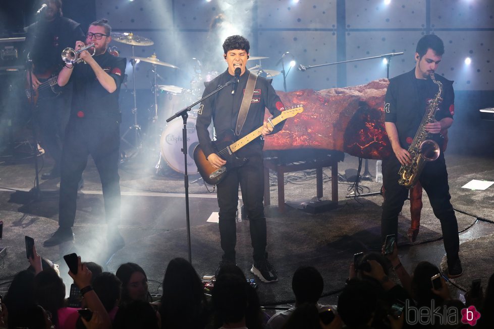 Alfred García durante su concierto en Madrid dándolo todo