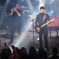 Alfred García durante su concierto en Madrid dándolo todo