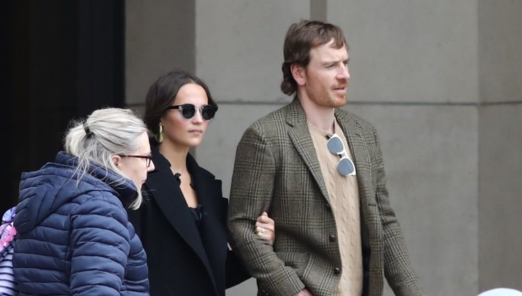 Alicia Vikander y Michael Fassbender dando un paseo por París