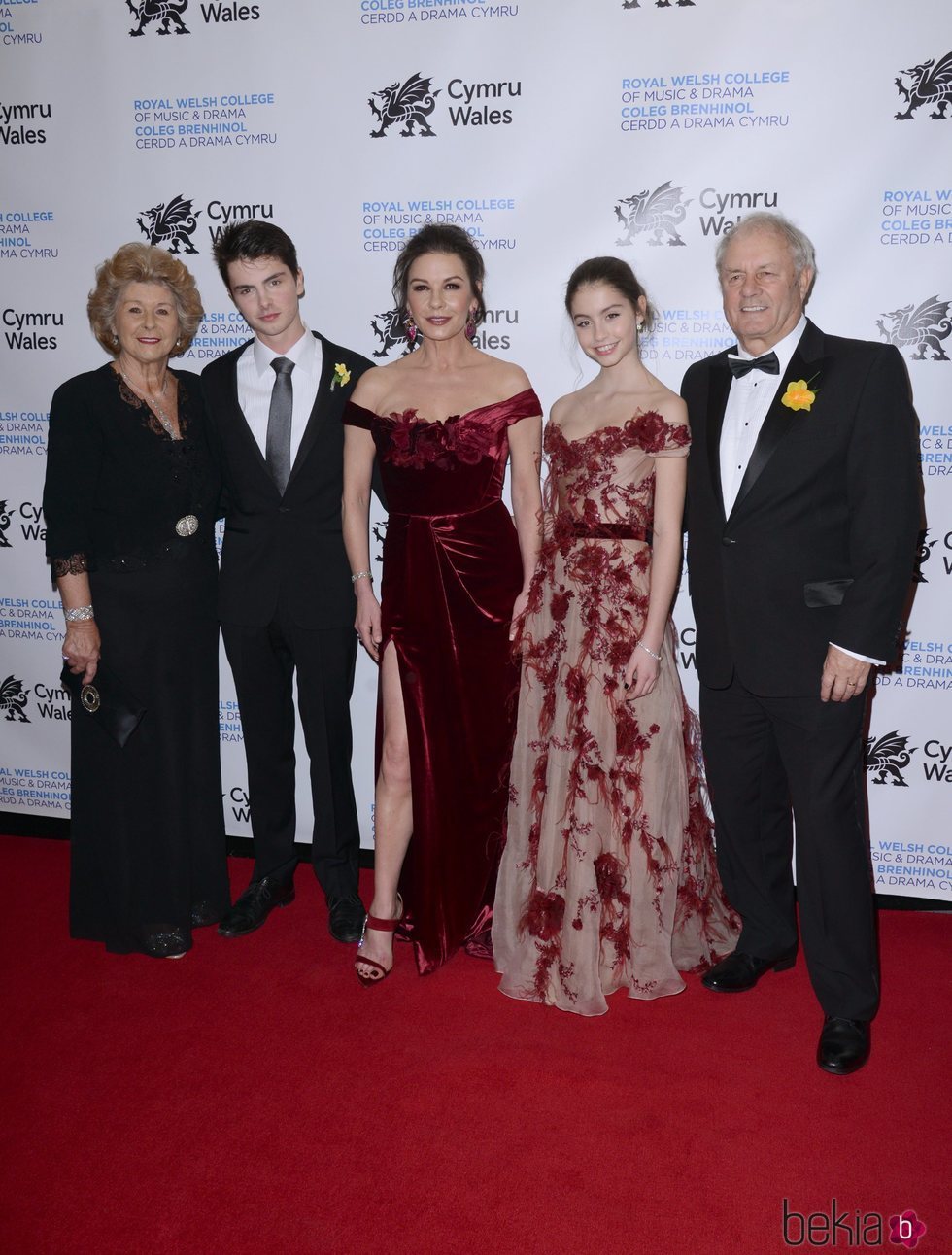 Catherine Zeta-Jones junto a sus padres y sus hijos