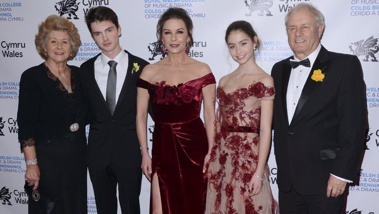 Catherine Zeta-Jones junto a sus padres y sus hijos