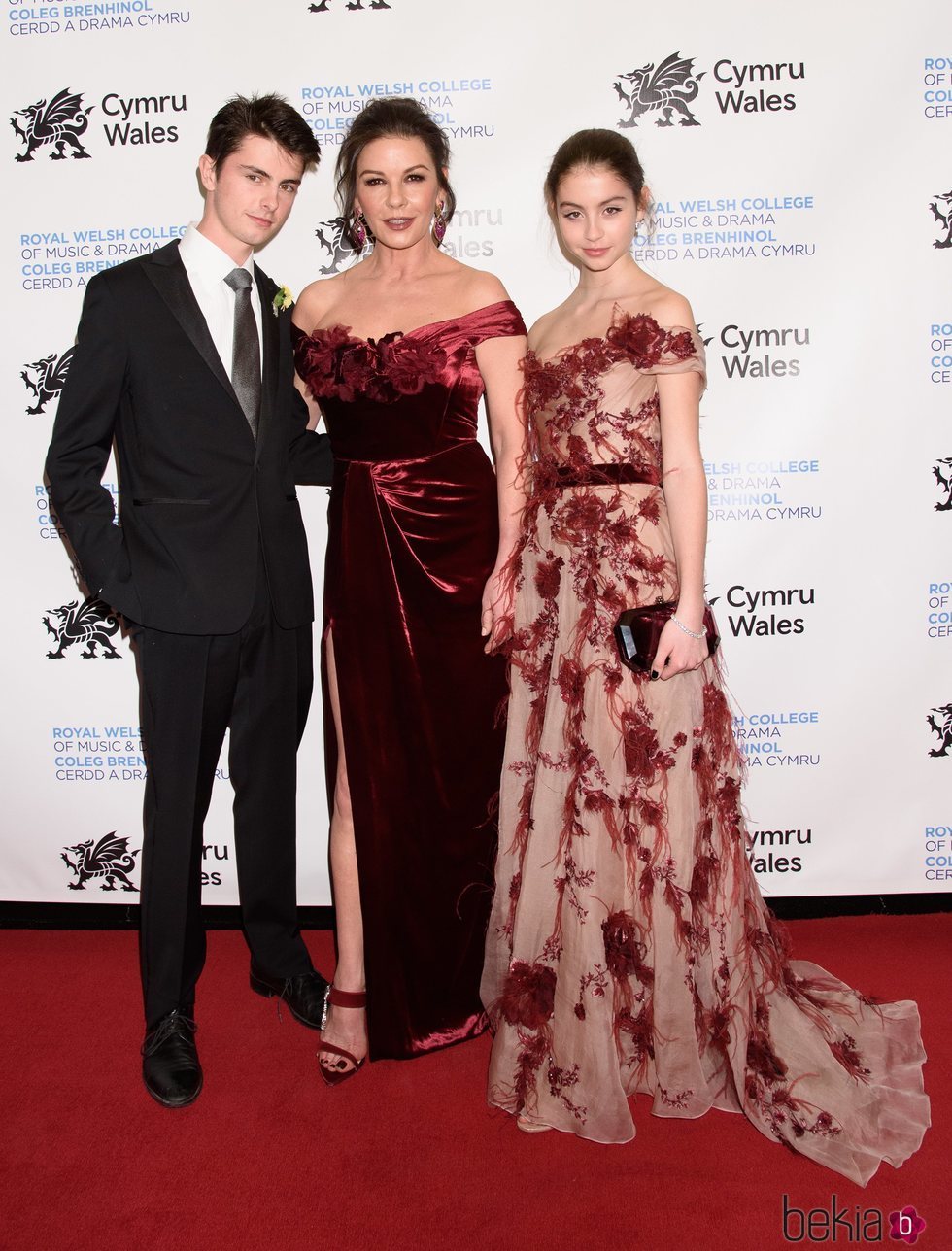 Catherine Zeta-Jones, Dylan Michael Douglas y Carys Zeta Douglas en la Gala del Día Nacional de Gales