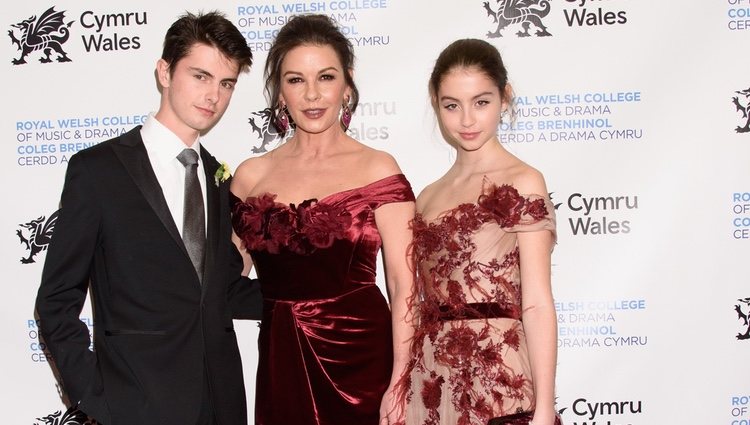 Catherine Zeta-Jones, Dylan Michael Douglas y Carys Zeta Douglas en la Gala del Día Nacional de Gales