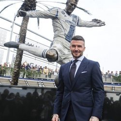 David Beckham posa junto a su estatua