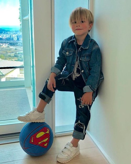 Sasha Piqué Mebarak posando con una pelota de baloncesto