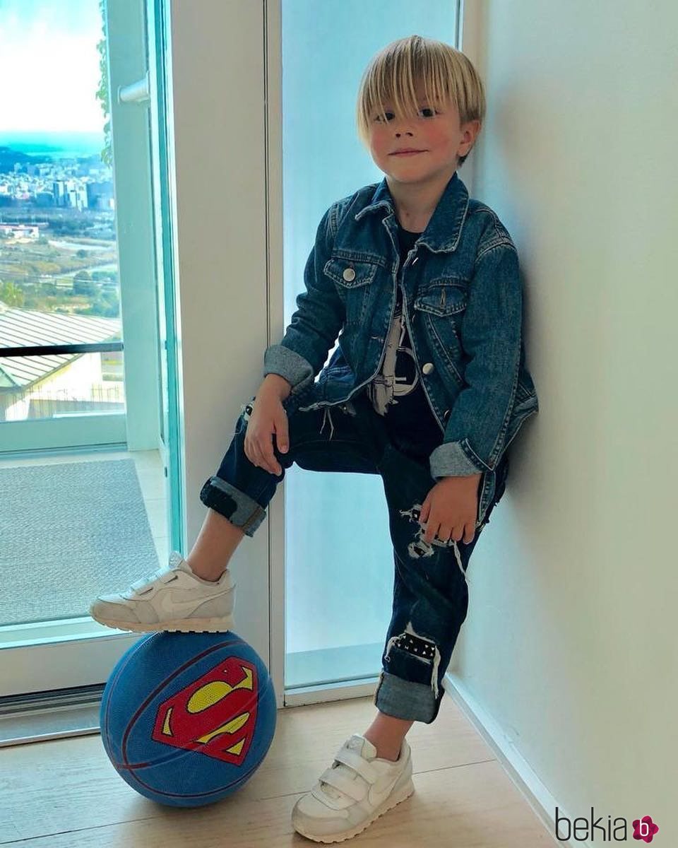 Sasha Piqué Mebarak posando con una pelota de baloncesto