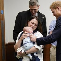 El Príncipe Harry con un bebé en el Hospital Reina Isabel de Birmingham