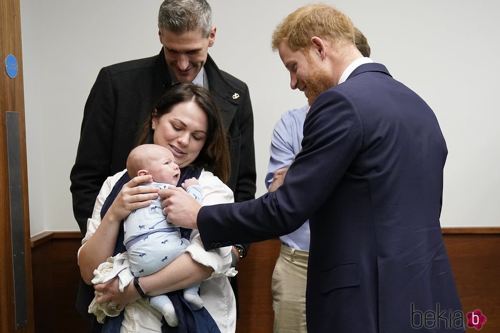 El Príncipe Harry con un bebé en el Hospital Reina Isabel de Birmingham