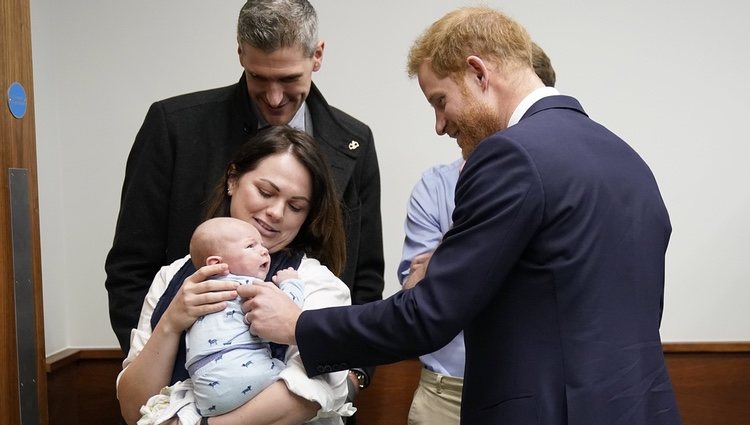 El Príncipe Harry con un bebé en el Hospital Reina Isabel de Birmingham