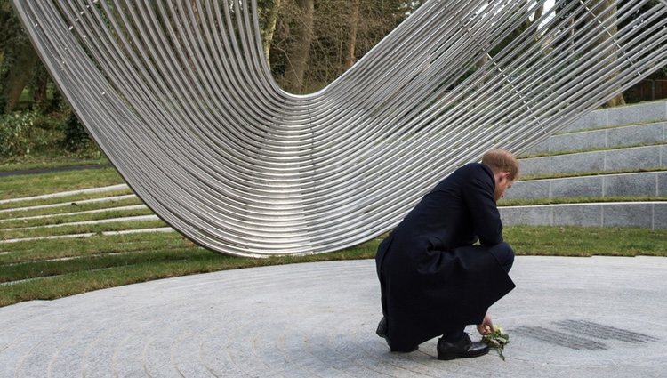 El Príncipe Harry en la inauguración de un monumento a las víctimas por los atentados de Túnez de 2015