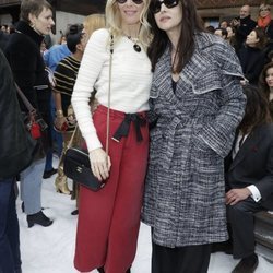 Claudia Schiffer y Monica Bellucci en el front row del desfile de Chanel otoño/invierno 2019/2020 en París