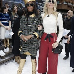 Naomi Campbell y Claudia Schiffer en el front row del desfile de Chanel otoño/invierno 2019/2020 en París