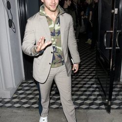 Nick Jonas saliendo de cenar tras su vuelta con los Jonas Brothers