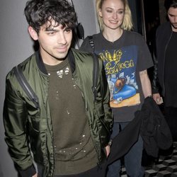 Joe Jonas y Sophie Turner saliendo de cenar tras la vuelta de los Jonas Brothers