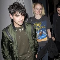 Joe Jonas y Sophie Turner saliendo de cenar tras la vuelta de los Jonas Brothers