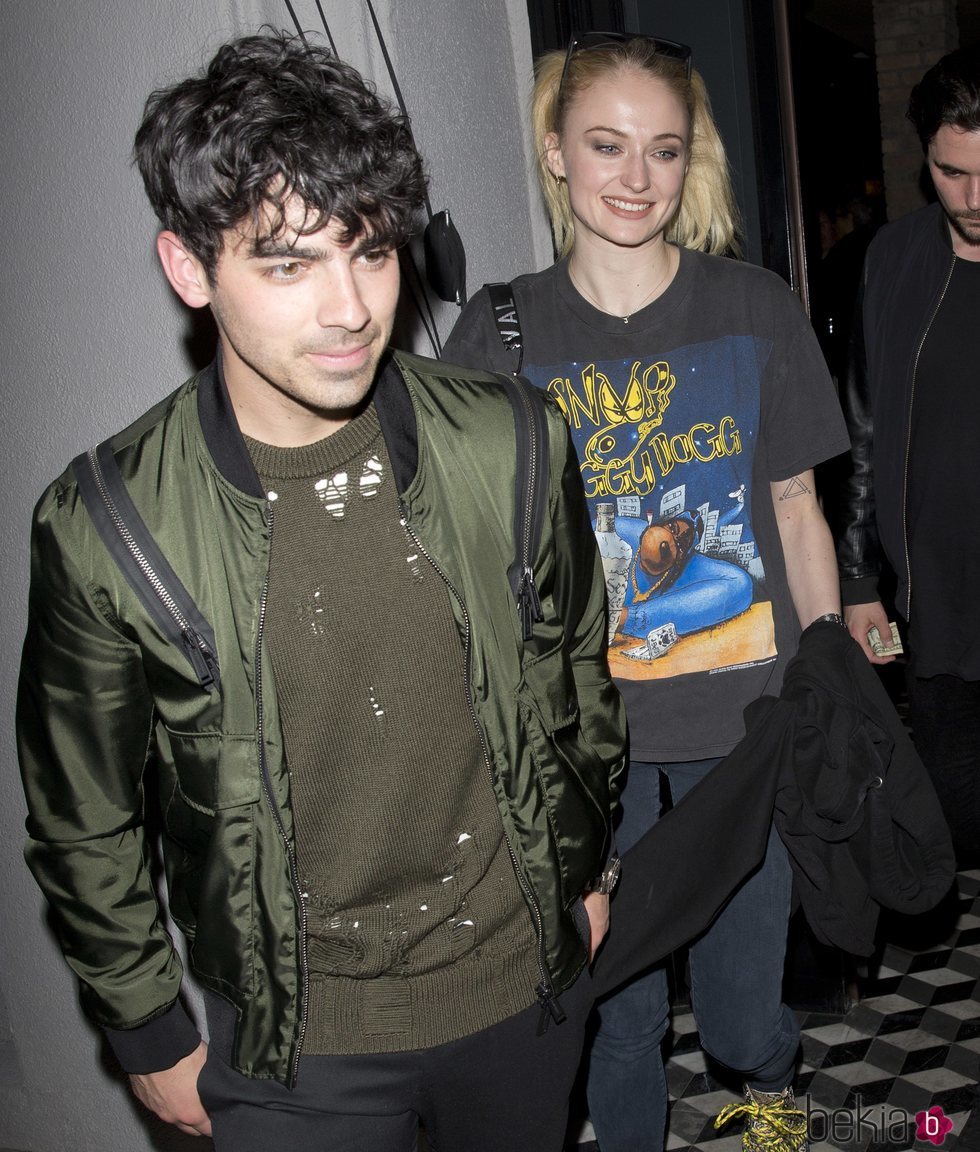 Joe Jonas y Sophie Turner saliendo de cenar tras la vuelta de los Jonas Brothers