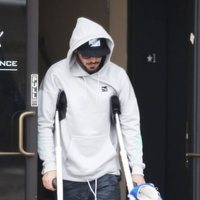 Zac Efron en rehabilitación por su operación de rodilla